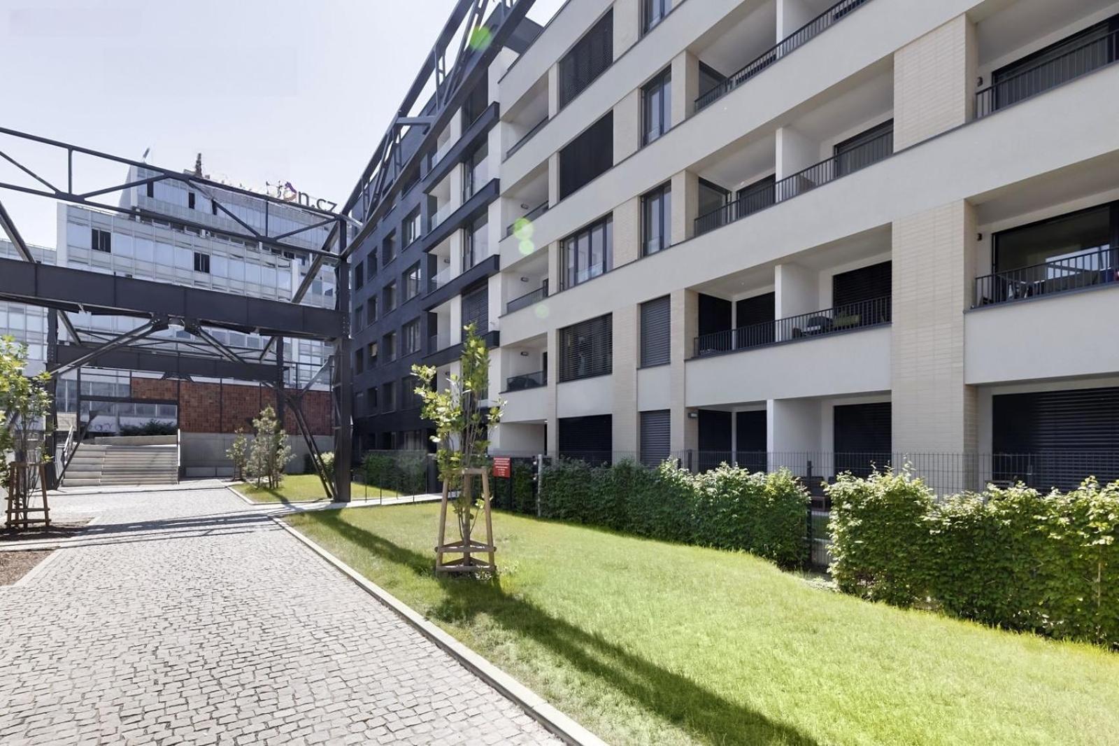 Holesovice Delight: Modern Comfort With A Twist In Prague 7 Bagian luar foto