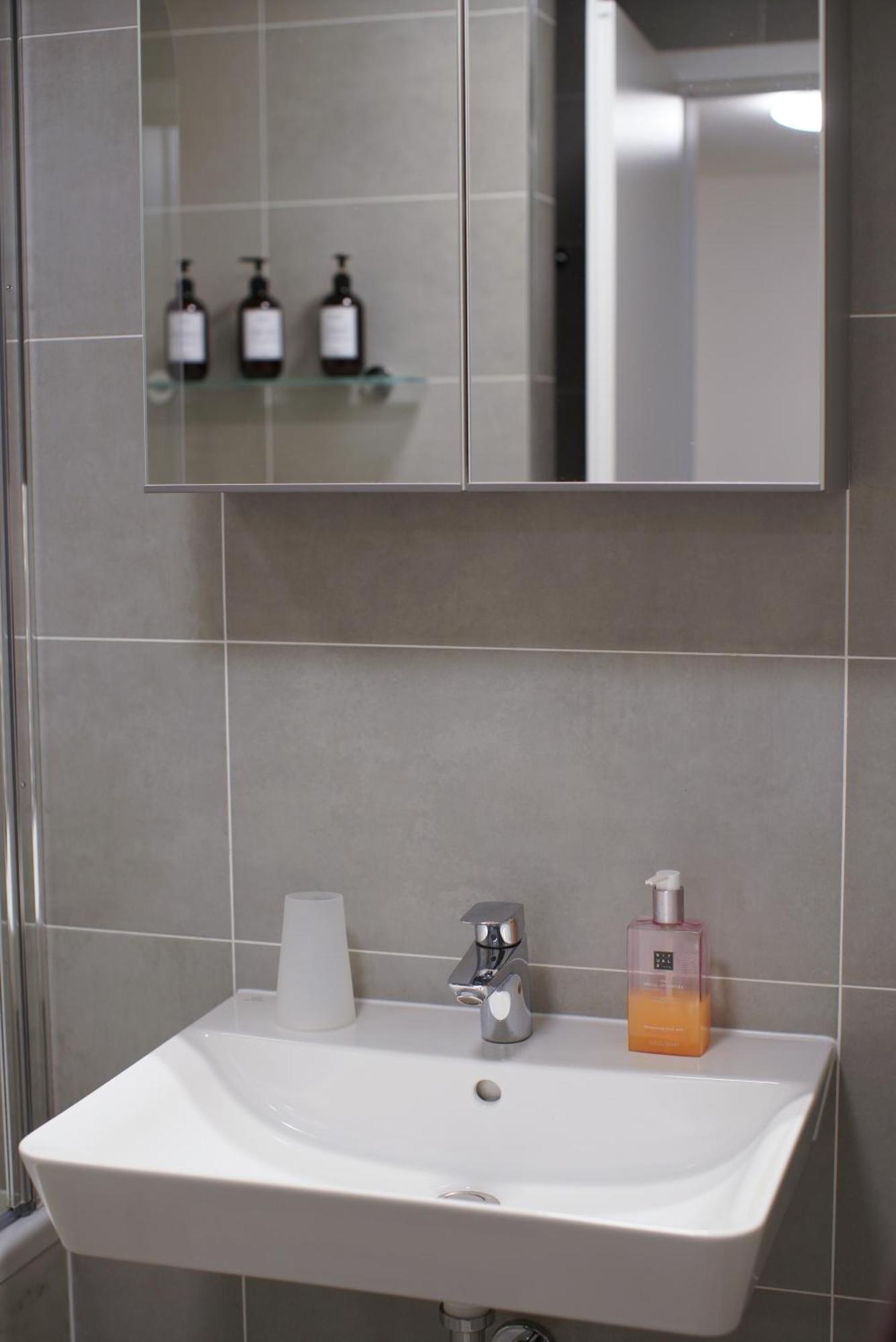 Holesovice Delight: Modern Comfort With A Twist In Prague 7 Bagian luar foto